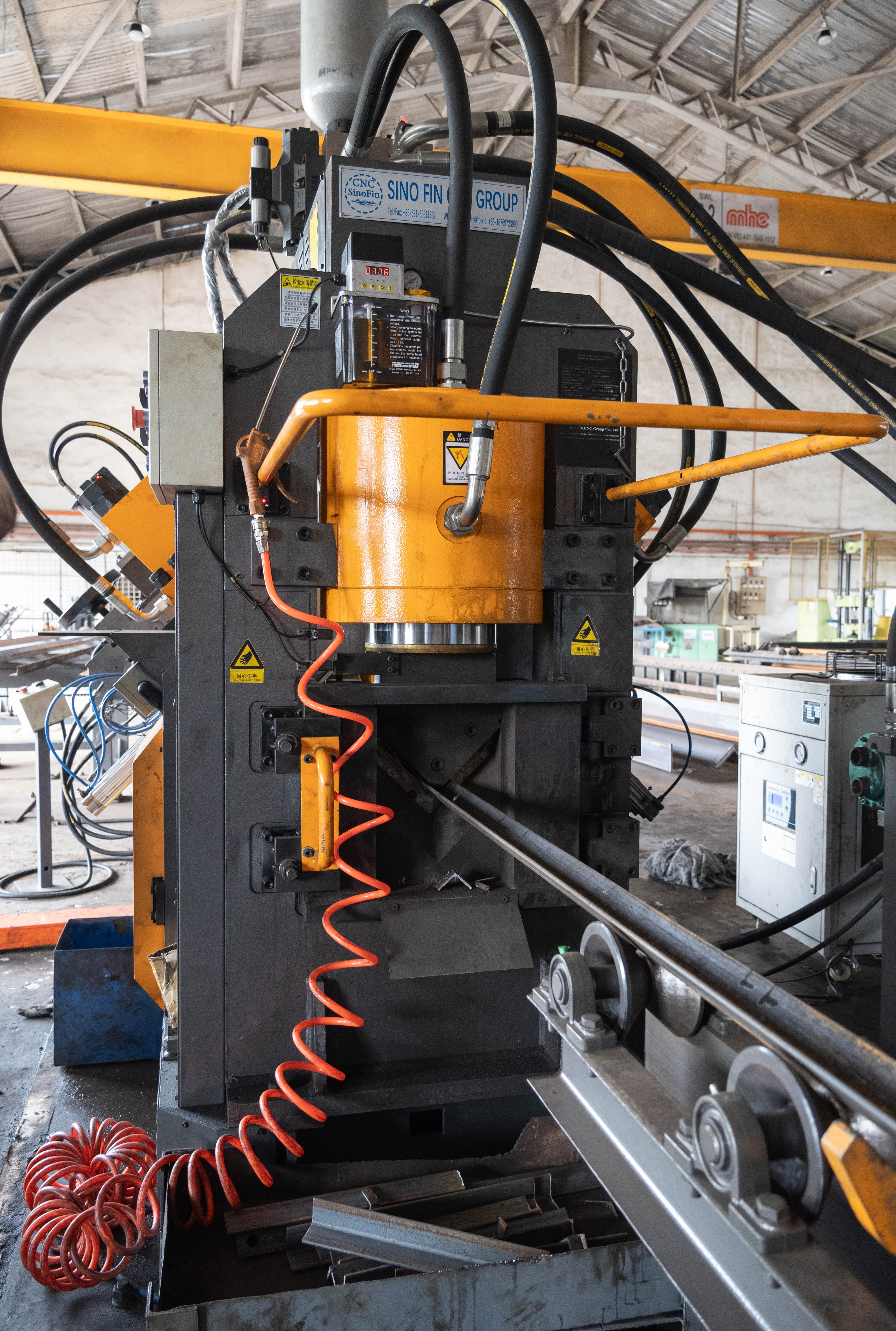 Máquina de perforación de acero de ángulo CNC APM2020